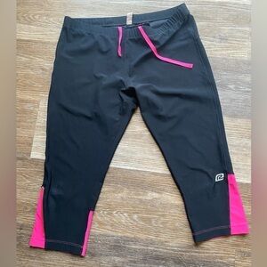 Pink and black road runner size large ladies Capri length